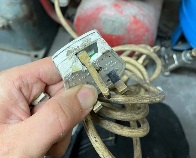 PAT tester faulty machinery plug PAT tester faulty machinery plug